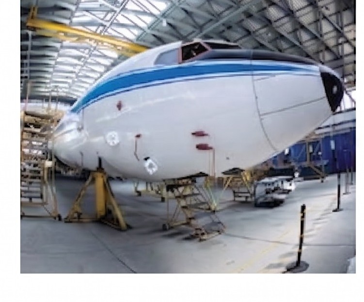 Nariz de aeronave en mantenimiento dentro de hangar S.A.E.