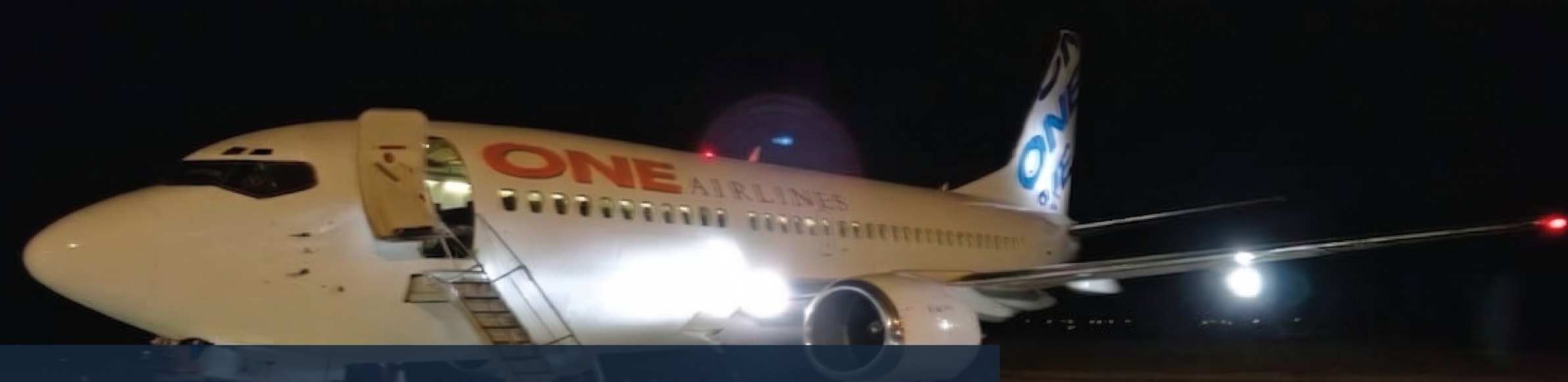 Aeronave de One Airlines en plataforma nocturna