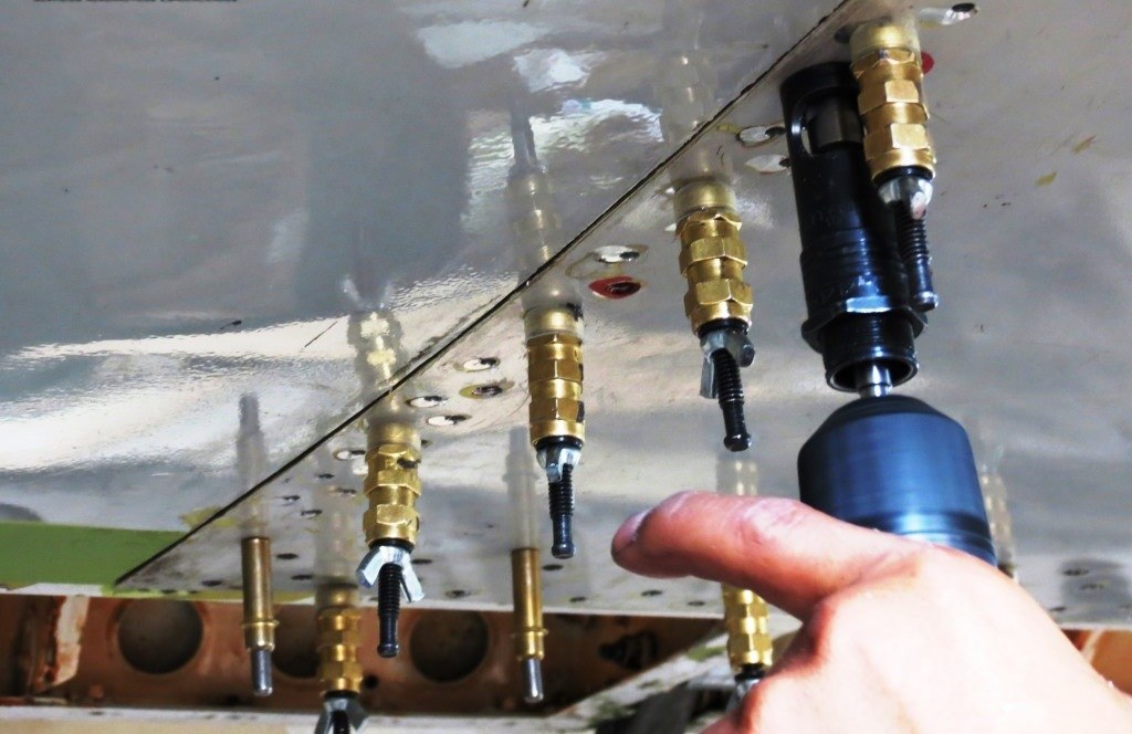 Inspección de conexiones y remaches en fuselaje de aeronave